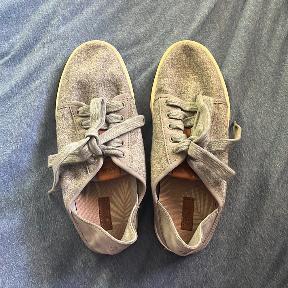 Grey okukai lace up sneakers. Felted, wool material with leather at heel. Size 6